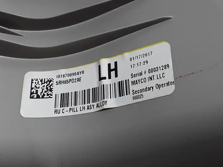 Chrysler Pacifica (2016 - ) 5RH65PD2AE Верхняя обшивка стойки D — фото 2