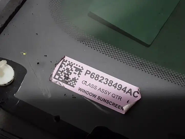 Chrysler Pacifica (2016 - ) 68238494AC Заднее боковое стекло — фото 2