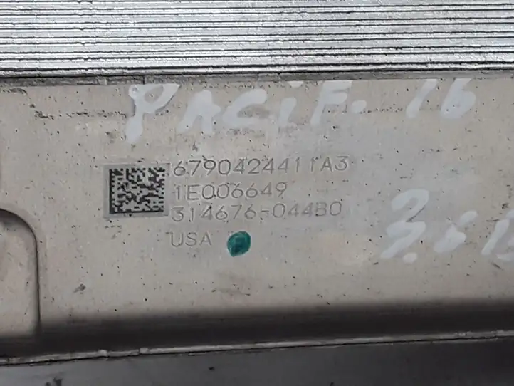 Chrysler Pacifica (2016 - ) 6790424411 Кронштейн масляного фильтра — фото 3