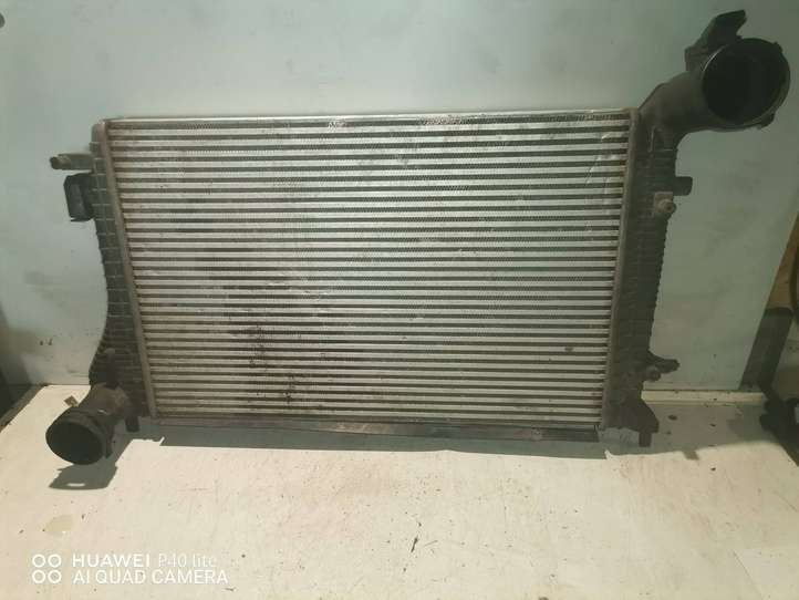 Volkswagen PASSAT B6 (2005 - 2010)  038906051C Радиатор охлаждения кондиционера воздуха