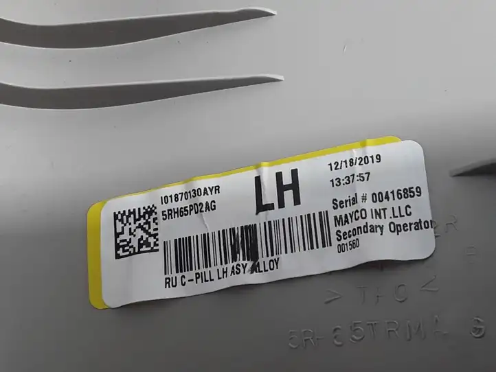 Chrysler Pacifica (2016 - ) 5RH65PD2AG Верхняя обшивка стойки D — фото 3