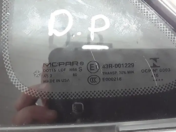 Chrysler Pacifica (2016 - ) 68227746AC Треугольное стекло кузова — фото 2