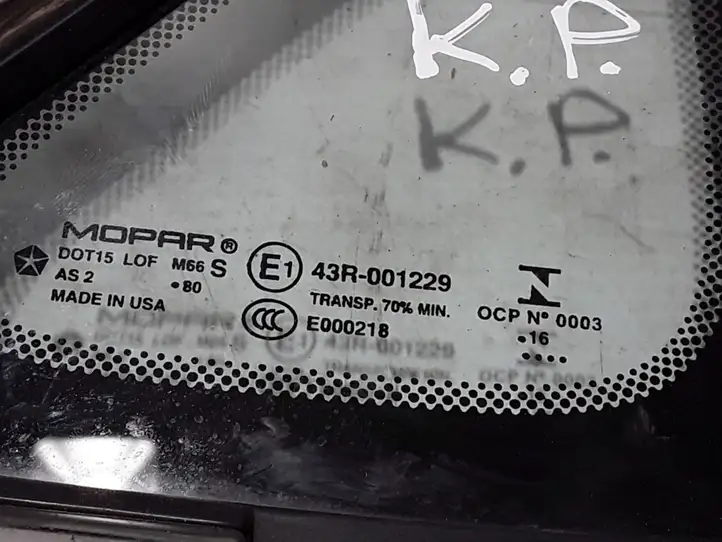 Chrysler Pacifica (2016 - ) 68227745AC Треугольное стекло кузова — фото 3