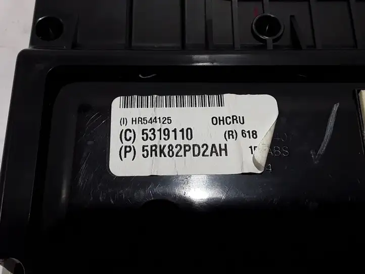 Chrysler Pacifica (2016 - ) 5RK82PD2AH Плафон салона — фото 2