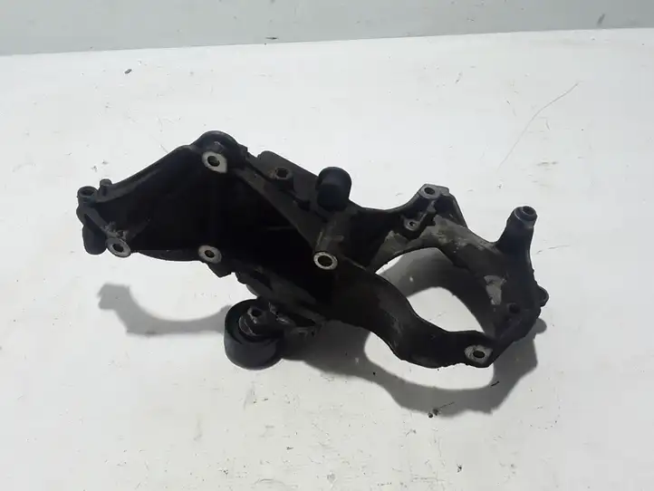 Opel Vivaro (2001 - 2006) 8200016644 Кронштейн генератора — фото 3