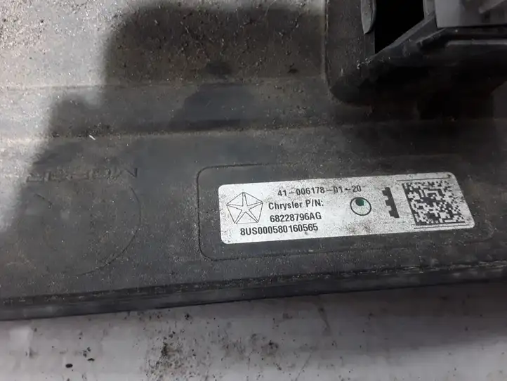 Chrysler Pacifica (2016 - ) 68228796AG Другая деталь раздвижной двери — фото 3