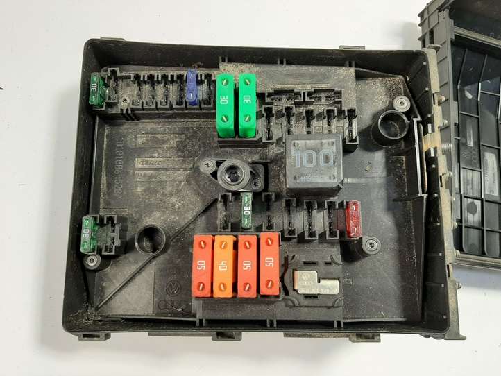 Volkswagen Touran I (2003 - 2010)  1K0937125A Блок монтирования реле