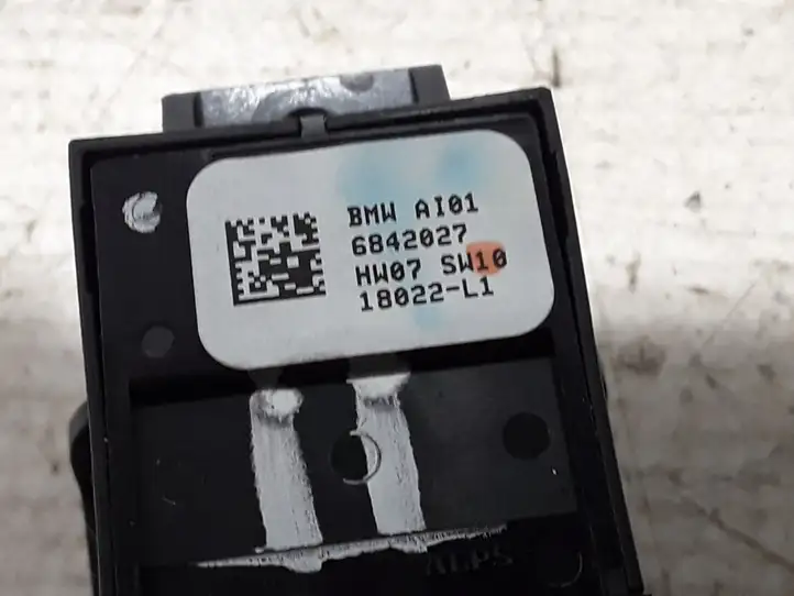BMW 5 G30 G31 (2016 - ) 6842027 Кнопка ручного тормоза — фото 3