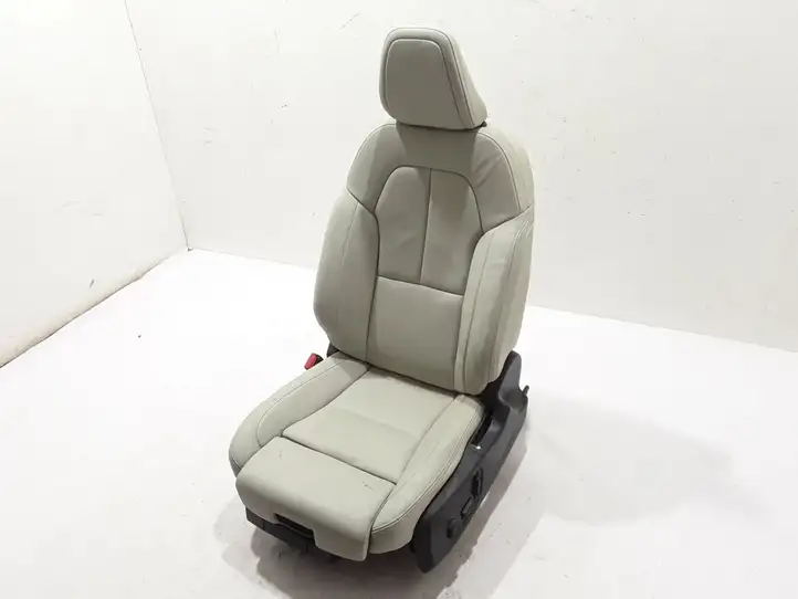 Volvo XC40 (2017 - ) Переднее сиденье водителя — фото 1