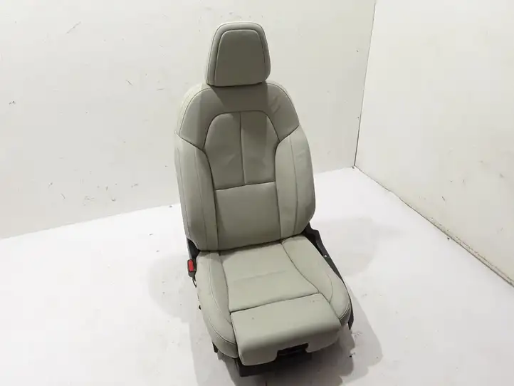 Volvo XC40 (2017 - ) Переднее сиденье водителя — фото 2