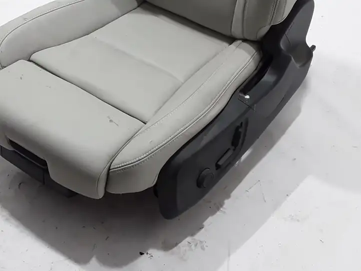 Volvo XC40 (2017 - ) Переднее сиденье водителя — фото 3