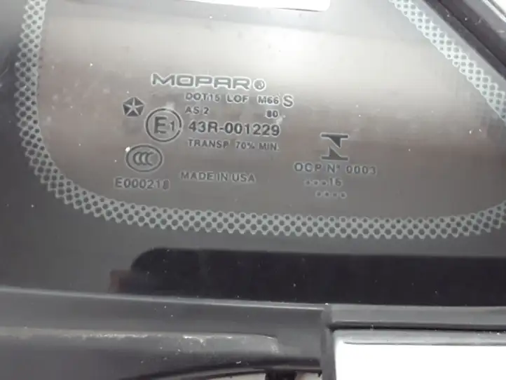 Chrysler Pacifica (2016 - ) 68227746AC Треугольное стекло кузова — фото 3