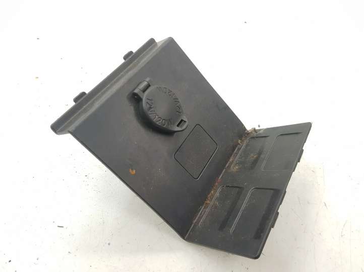 Toyota RAV 4 (XA30) (2006 - 2016)  5891542010 12V гнездо прикуревателя (перед)