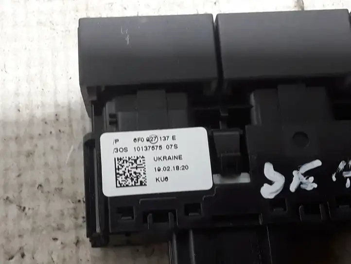 Seat Ibiza V (KJ) (2017 - ) 6F0927137E Включатель центрального замка — фото 2