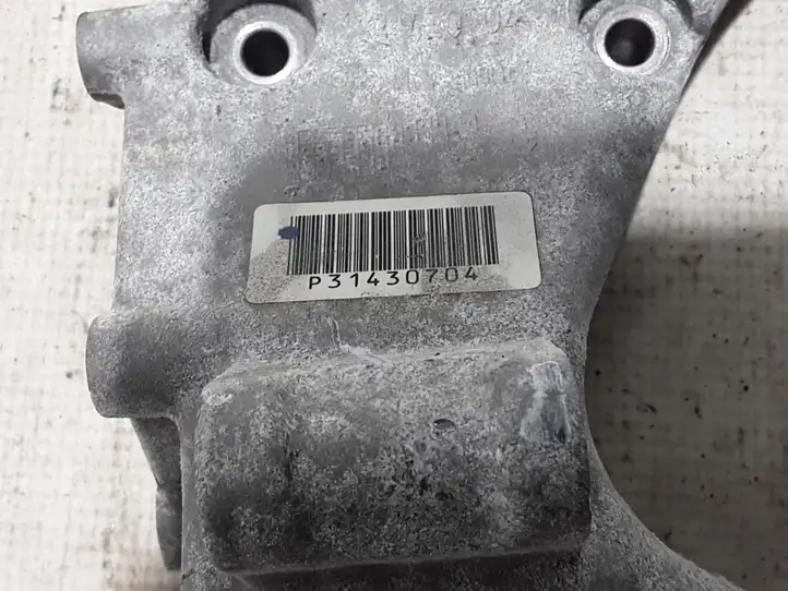 Volvo S90, V90 (2016 - 2020) 31430704 Кронштейн генератора — фото 2