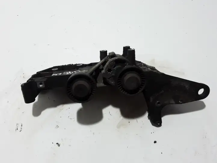 Volvo V70 (2004 - 2007) 30757168 Кронштейн генератора — фото 2