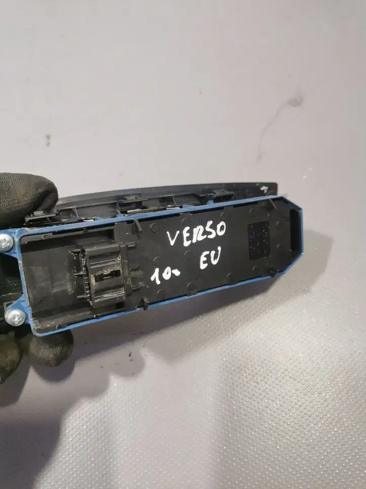 Toyota Verso (2009 - 2012) 8404005020 Блок кнопок стеклоподъемников — фото 4