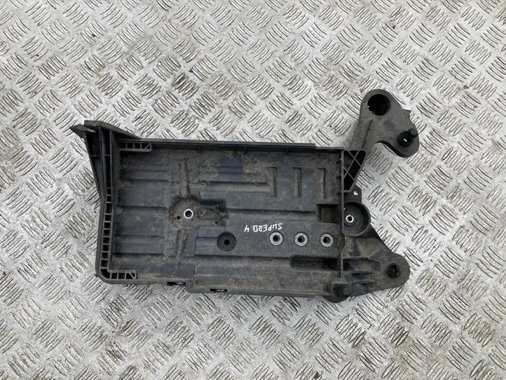 Skoda Superb B8 (3V) (2015 - 2023) 5Q0915321J Площадка аккумулятора — фото 1