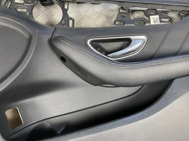 Mercedes-Benz C W205 (2014 - 2021) 30029466 Обшивка передней двери — фото 21