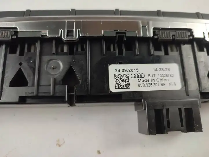 Audi A3/S3 8V (2012 - 2016) 8V0925301BP Включатель аварийных фонарей — фото 4