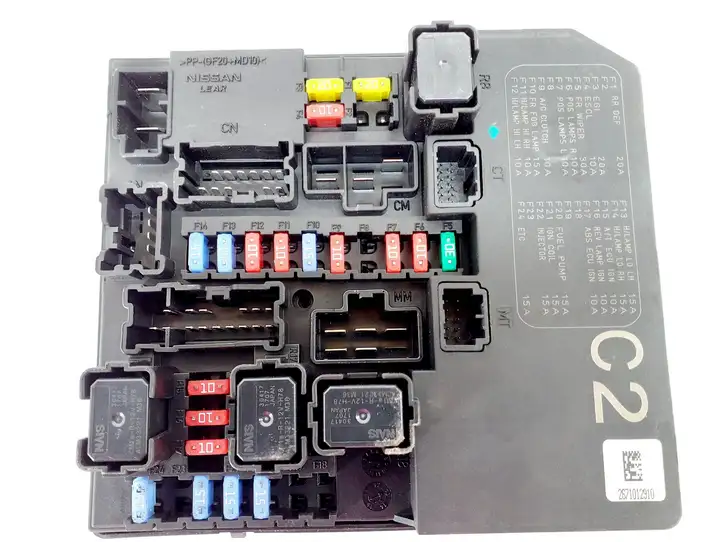 Nissan Juke I F15 (2010 - 2018) 284B71KA0C Блок монтирования реле — фото 4