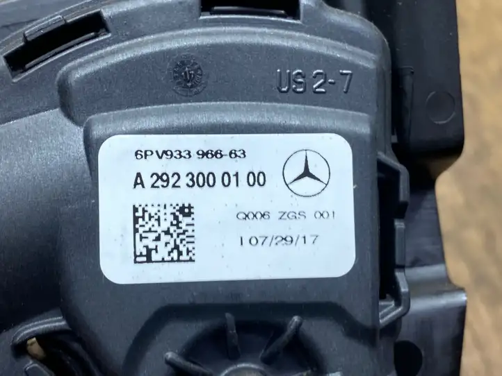 Mercedes-Benz GLE W166/C292 (2015 - 2019) A2923000100 Педаль акселератора — фото 3