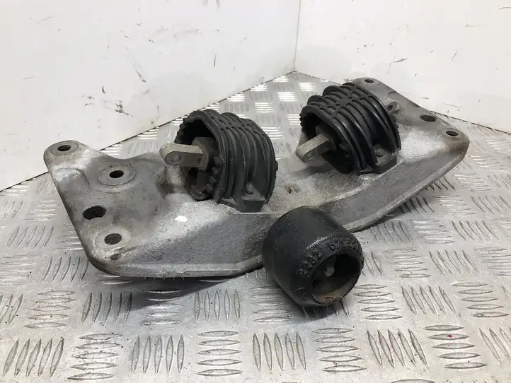 BMW 5 F10 F11 (2009 - 2016) 24160110 Кронштейн двигателя — фото 1