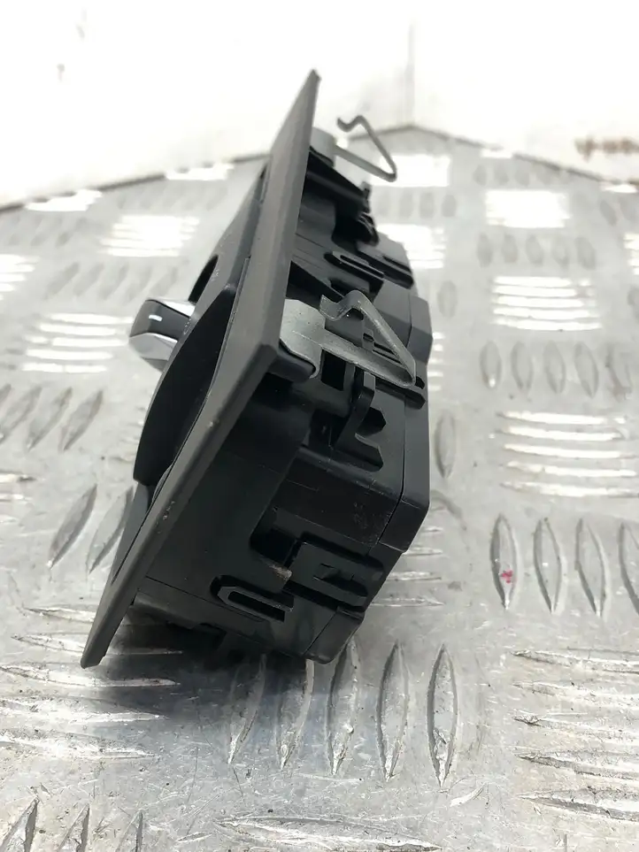 BMW 3 F30 F35 F31 (2012 - 2018) 9393947 Включатель фонарей — фото 3