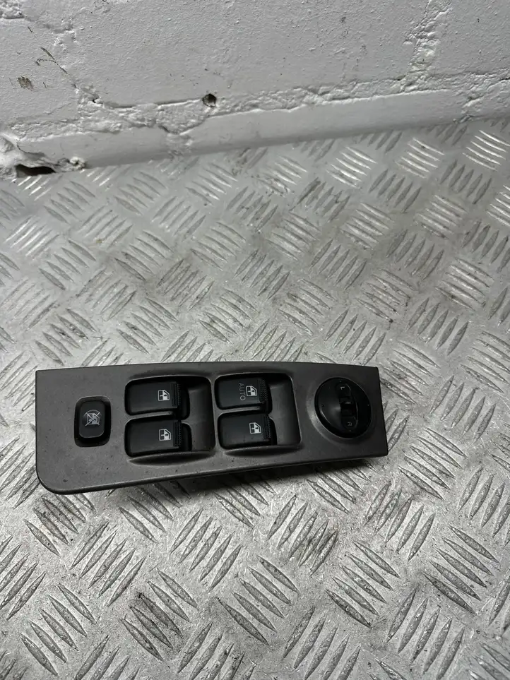 Hyundai Matrix (2001 - 2005) 9357017100yn Кнопка стеклоподъемников — фото 1