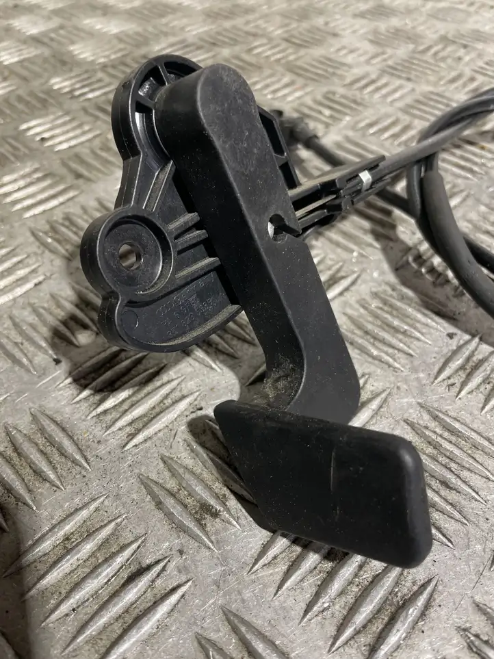 Audi A4 S4 B7 8E 8H (2004 - 2009) 8E1823533B Ручка открытия капота — фото 2