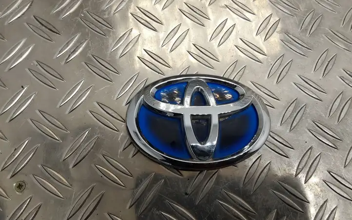 Toyota Yaris (2012 - 2014) Эмблема производителя — фото 1