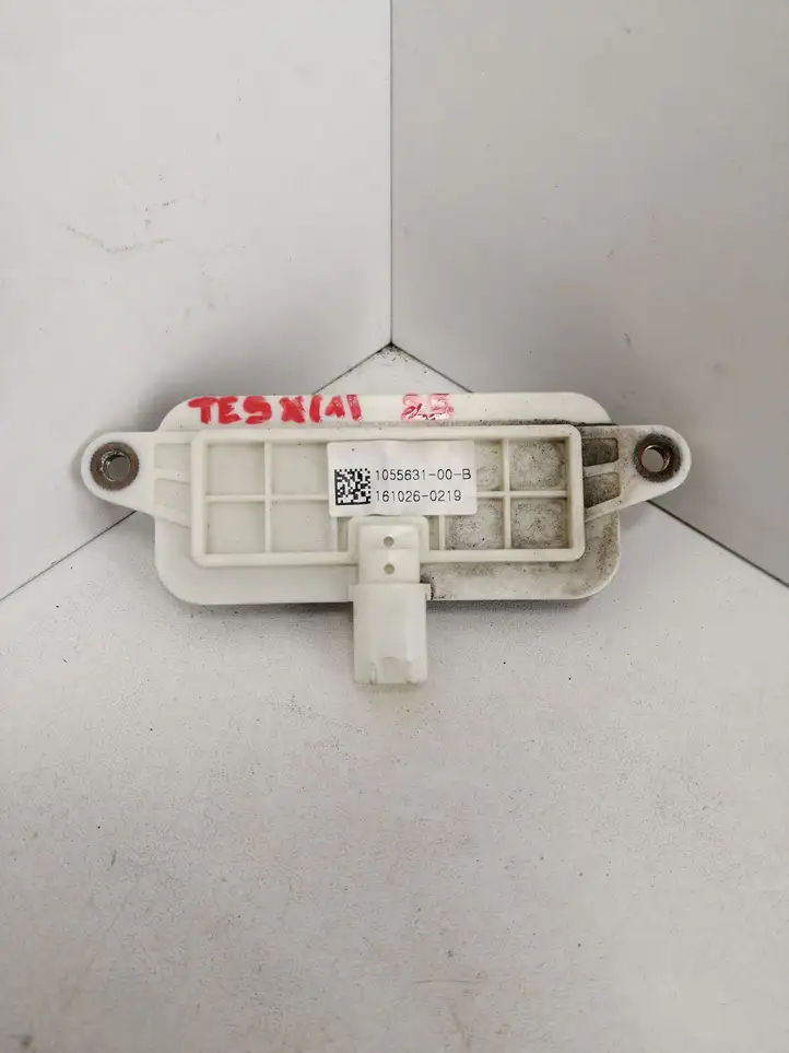 Tesla Model X (2015 - 2021) 105563100B Ручка багажной двери — фото 4
