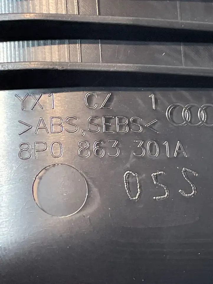 Audi A3/S3 8P (2004 - 2008) 8P0863301A Прочие детали салона — фото 3