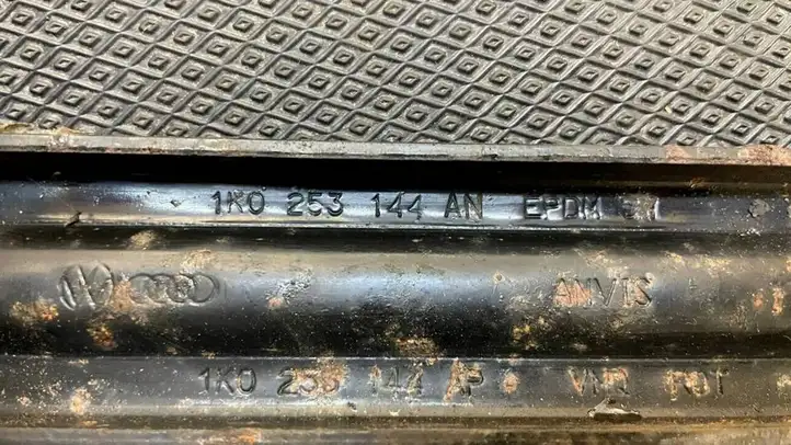Volkswagen Jetta VI (2011 - 2018) 1K0253144AN Кронштейн глушителя — фото 5