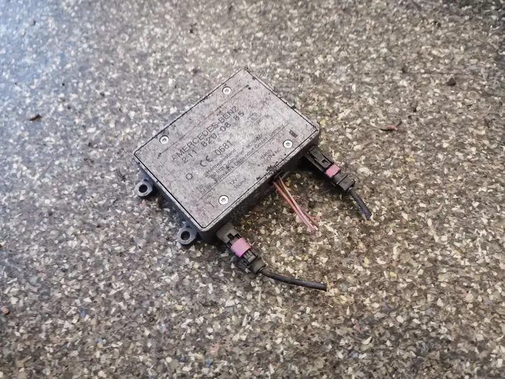 Mercedes-Benz CLS C219 (2003 - 2011) 2118200885 Усилитель антенны — фото 1