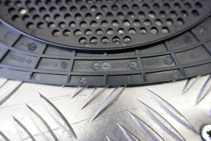 BMW 5 G30 G31 (2016 - )  9355524 Сабвуферная решетка