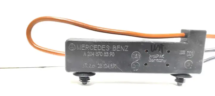 Mercedes-Benz C W204 (2007 - 2014) A2048708390 Усилитель антенны — фото 3