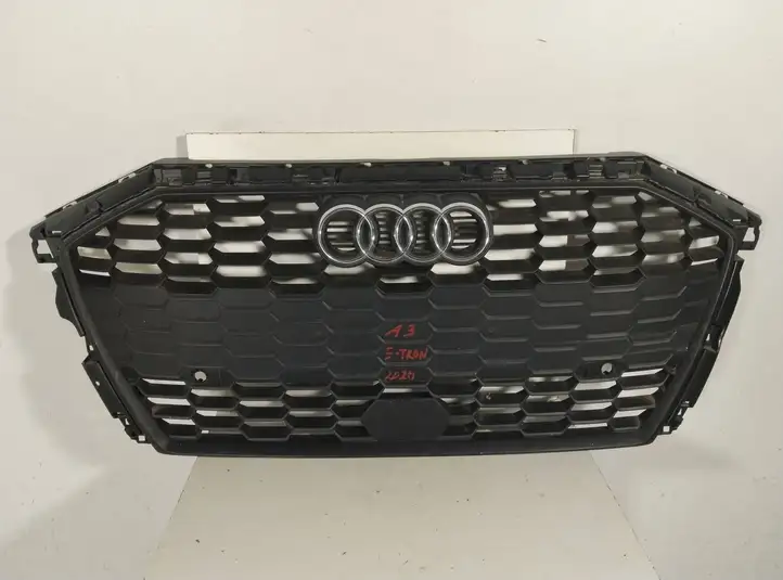 Audi A3/S3 8Y (2020 - ) 8Y0853651 Верхняя решетка радиатора — фото 1