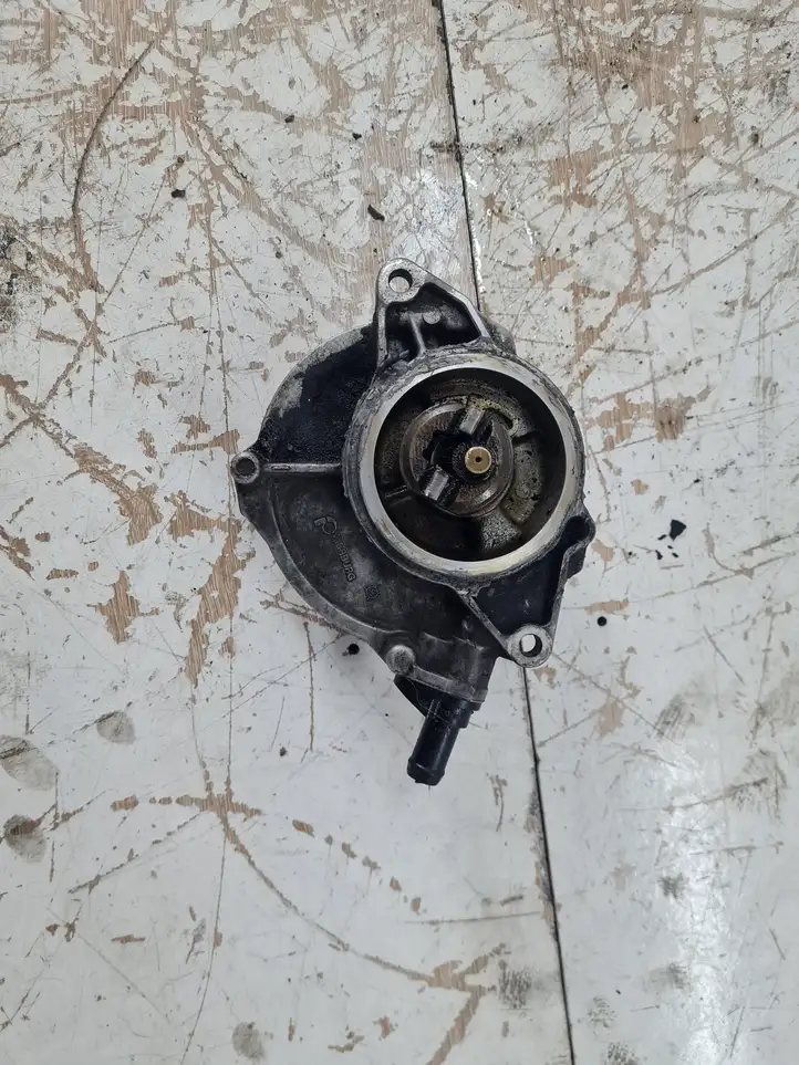 Audi A6 (2004 - 2008)   Вакуумный насос