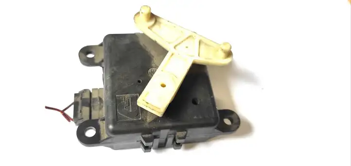 Nissan Almera Tino (2000 - 2003) 3G24030820 Двигатель задвижки потока воздуха — фото 2