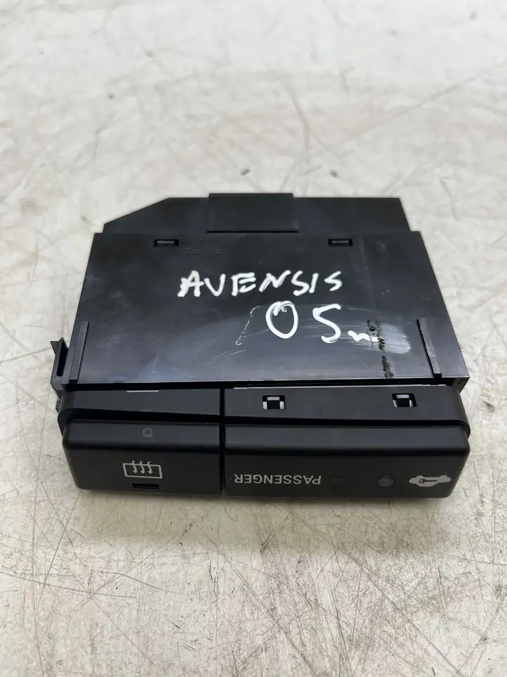 Toyota Avensis T250 (2003 - 2006) 8479005110D Кнопка обогрева стекла — фото 1