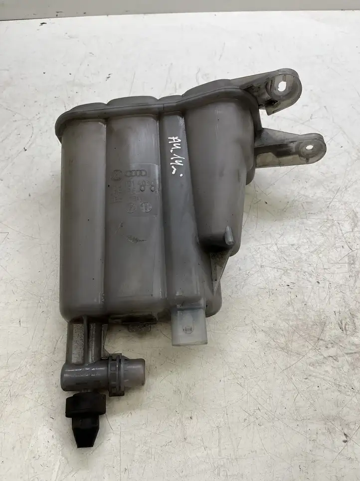 Audi A4 S4 B8 8K (2011 - 2015) 8K01214030 Расширительный бачок — фото 1