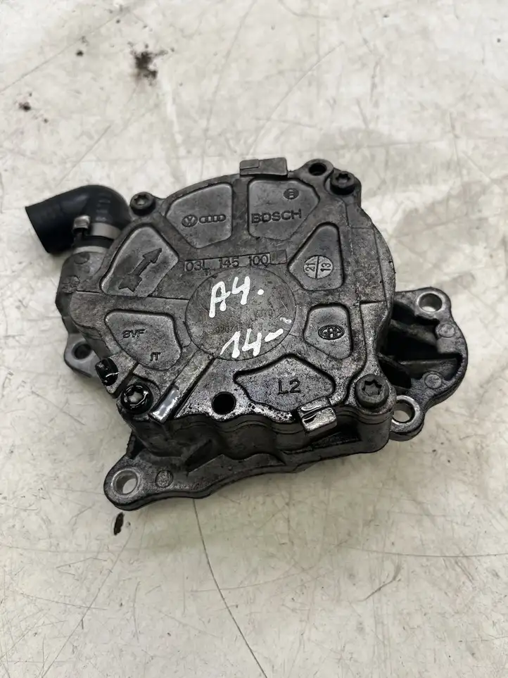 Audi A4 S4 B8 8K (2011 - 2015) 03L145100 Вакуумный насос — фото 1