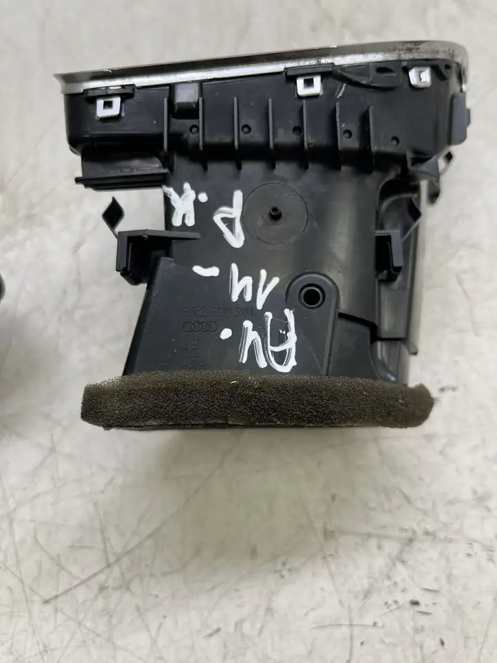 Audi A4 S4 B8 8K (2011 - 2015) 8T2820901 Боковой воздушный дефлектор — фото 2