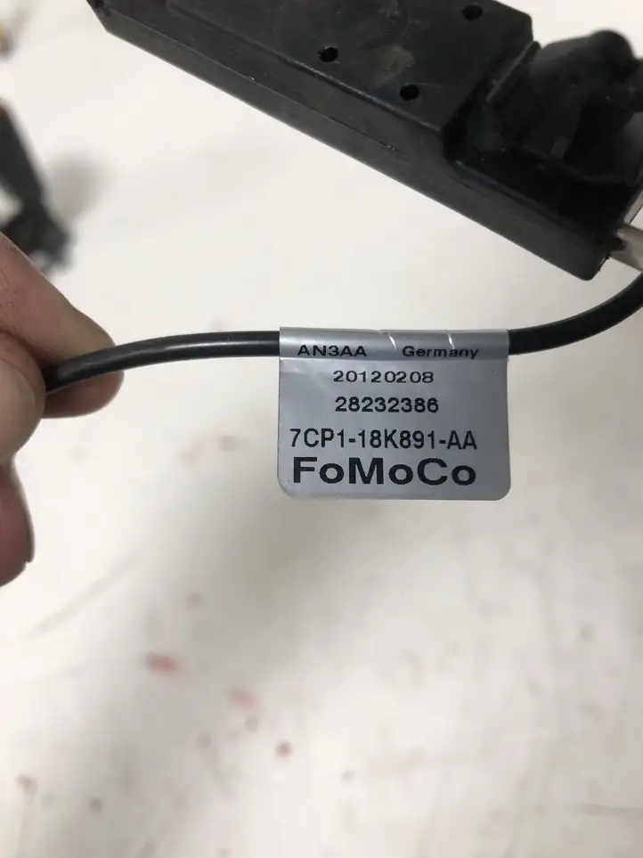 Ford Focus (2011 - 2015) 7CP118K891AA Усилитель антенны — фото 2