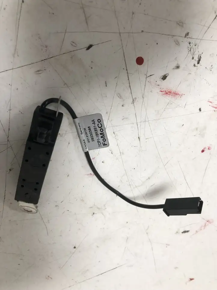 Ford Focus (2011 - 2015) 7CP118K891AA Усилитель антенны — фото 3