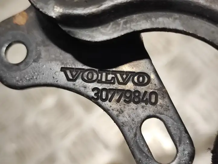 Volvo V70 (2007 - 2013) 30779840 Кронштейн замка капота — фото 2