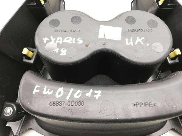 Toyota Yaris (2014 - 2019)  588370D060 Рамка рычага переключения передач
