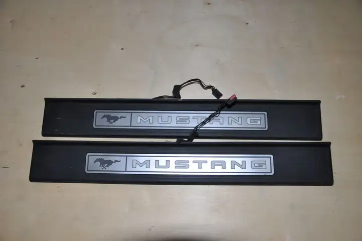 Ford Mustang VI (2015 - ) FR3J6313222AAW Внутренняя отделка переднего порога — фото 1