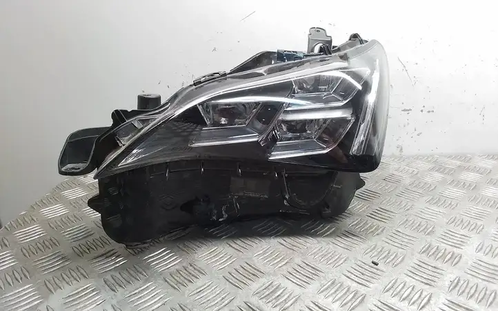 Lexus RC (2018 - ) Передняя фара — фото 1
